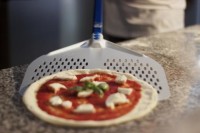 Aluminium durchl&ouml;cherte runde Pizza Schaufel 36 cm Stiel 180 cm