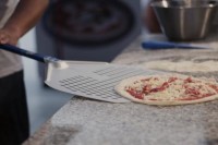 Aluminium durchl&ouml;cherte runde Pizza Schaufel 50 cm Stiel 180 cm